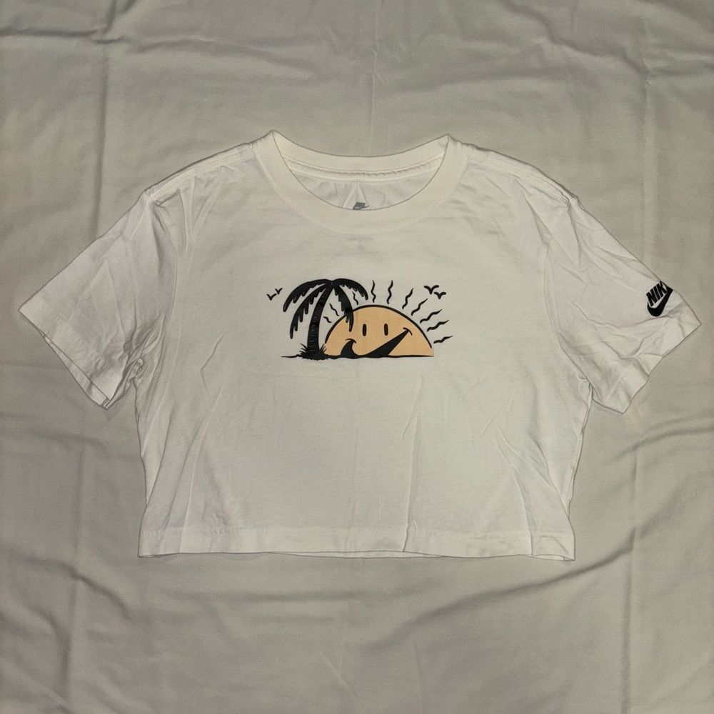 NWOT  white cropped Nike t-shirt